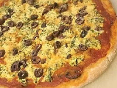 Pizza ao Molho de Espinafre, Champinhon, Azeitonas Pretas e Tofu (vegana)