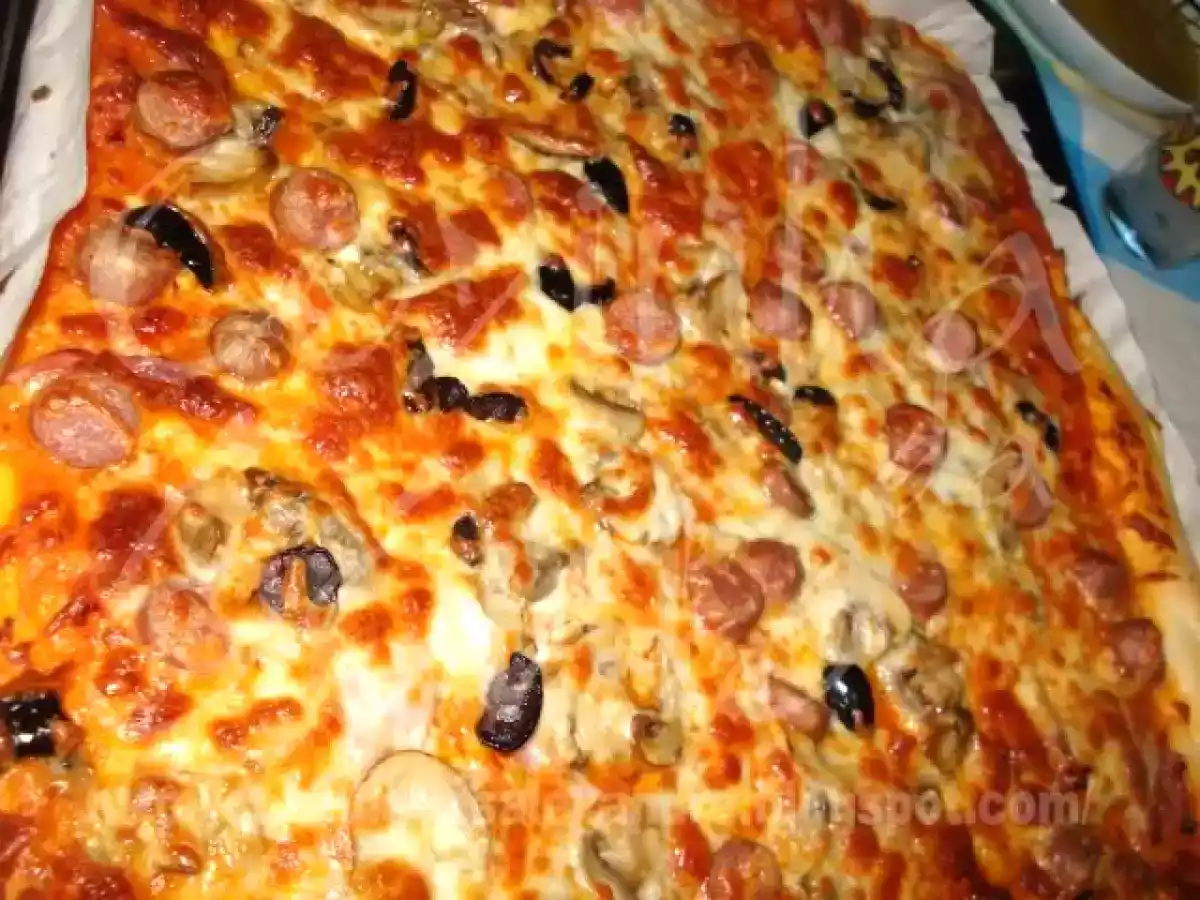 PIZZA CASEIRA DE SALSICHAS, FIAMBRE, COGUMELOS, AZEITONAS E MOZZARELLA...