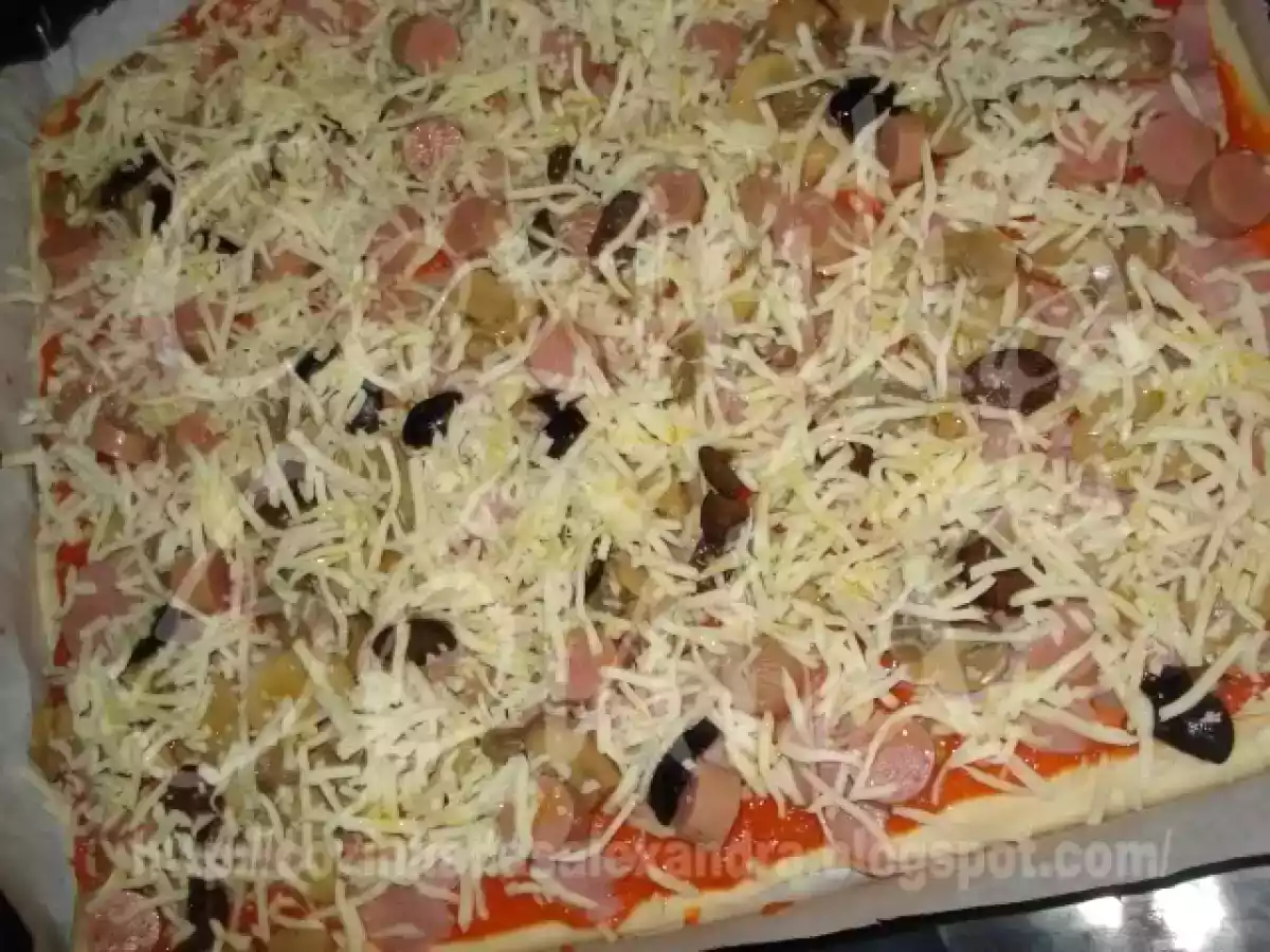 PIZZA CASEIRA DE SALSICHAS, FIAMBRE, COGUMELOS, AZEITONAS E MOZZARELLA... - foto 7