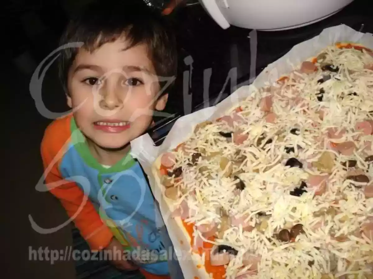 PIZZA CASEIRA DE SALSICHAS, FIAMBRE, COGUMELOS, AZEITONAS E MOZZARELLA... - foto 8