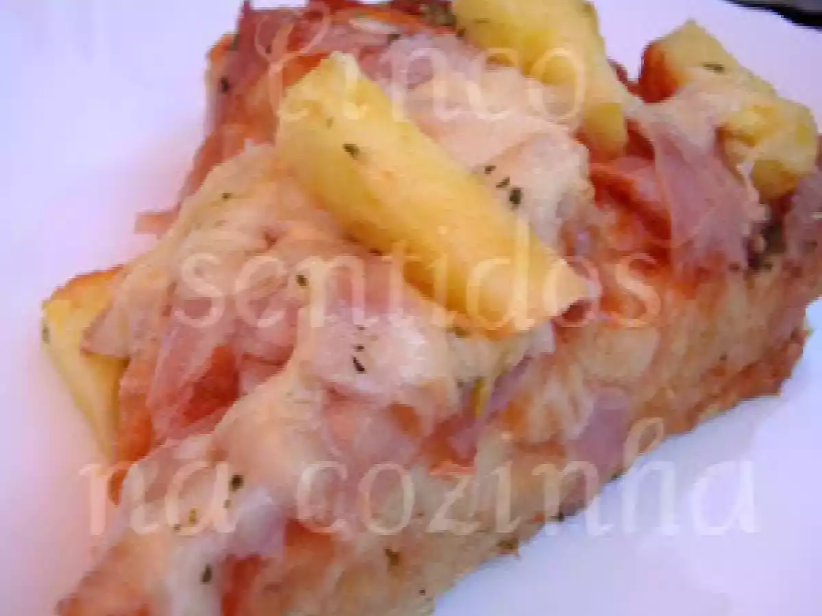 Pizza caseira em massa de pão com bacon, fiambre e ananás