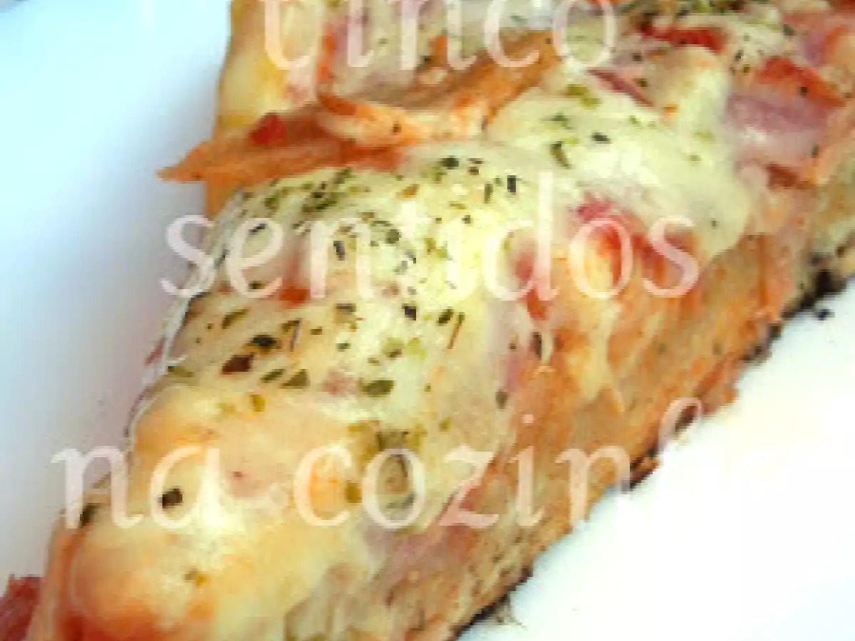 Pizza caseira em massa de pão com bacon, fiambre e ananás - foto 2