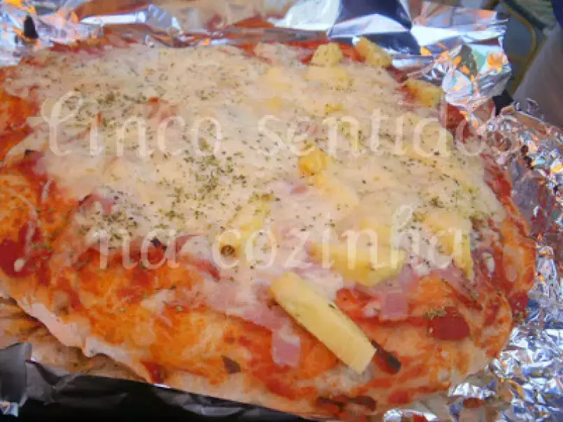 Pizza caseira em massa de pão com bacon, fiambre e ananás - foto 3