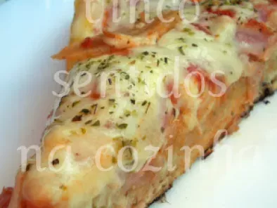 Pizza caseira em massa de pão com bacon, fiambre e ananás - foto 2