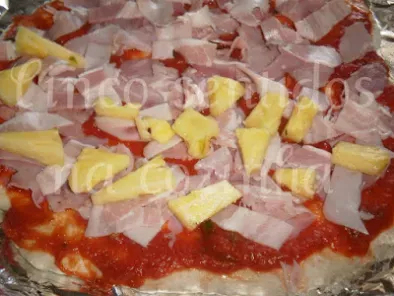 Pizza caseira em massa de pão com bacon, fiambre e ananás - foto 4