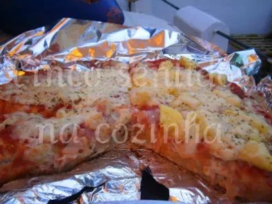 Pizza caseira em massa de pão com bacon, fiambre e ananás - foto 5