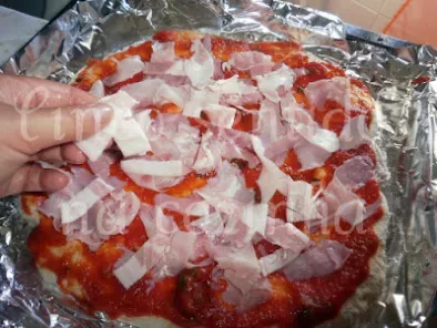 Pizza caseira em massa de pão com bacon, fiambre e ananás - foto 6