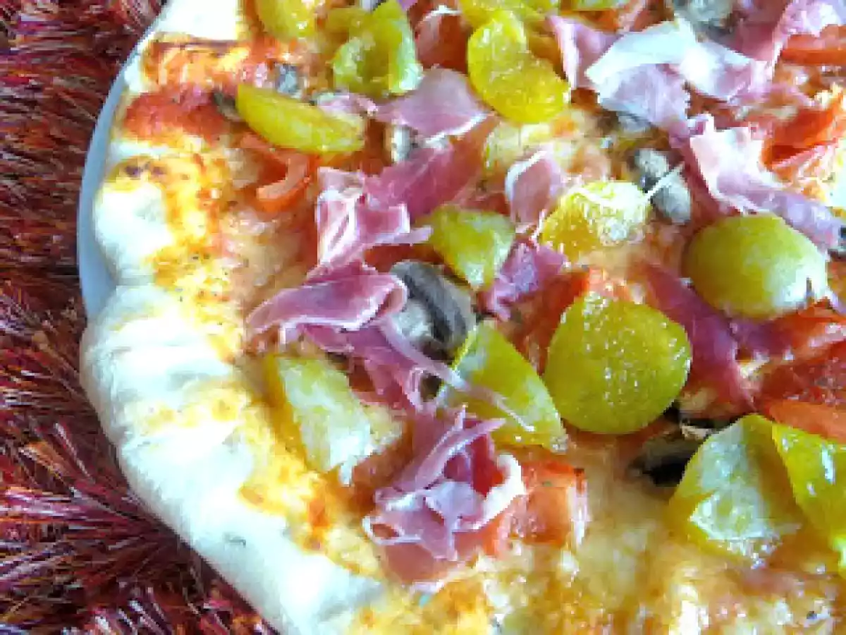 Pizza de ameixa rainha-cláudia e presunto