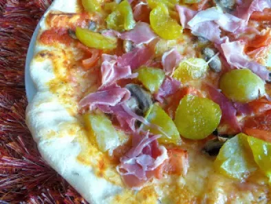 Pizza de ameixa rainha-cláudia e presunto