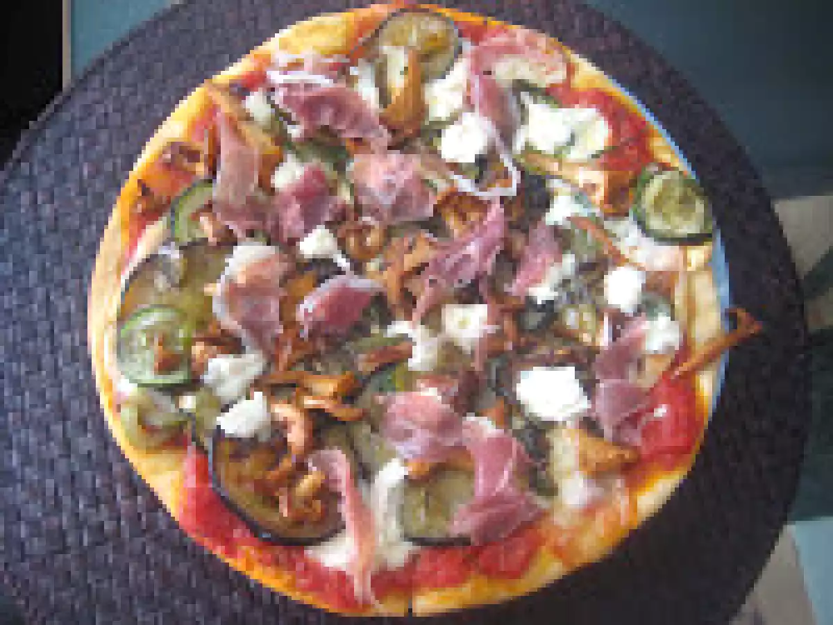 Pizza de beringelas, courgette, cogumelos e parma