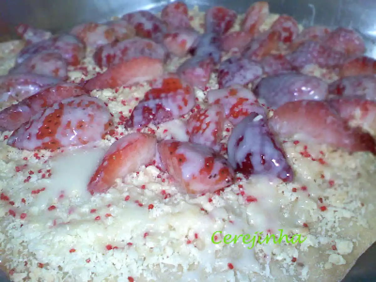 PIZZA DE CHOCOLATE BRANCO, MORANGOS E LEITE CONDENSADO - foto 2