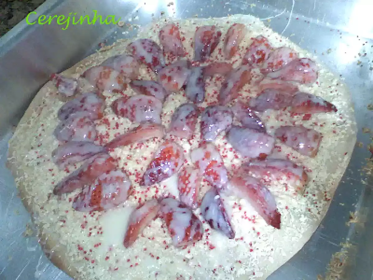 PIZZA DE CHOCOLATE BRANCO, MORANGOS E LEITE CONDENSADO - foto 3