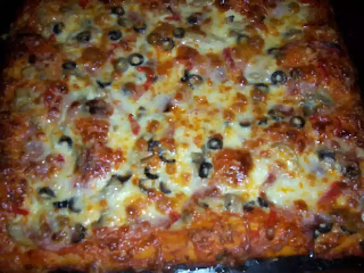 PIZZA DE COGUMELOS, AZEITONAS E FIAMBRE