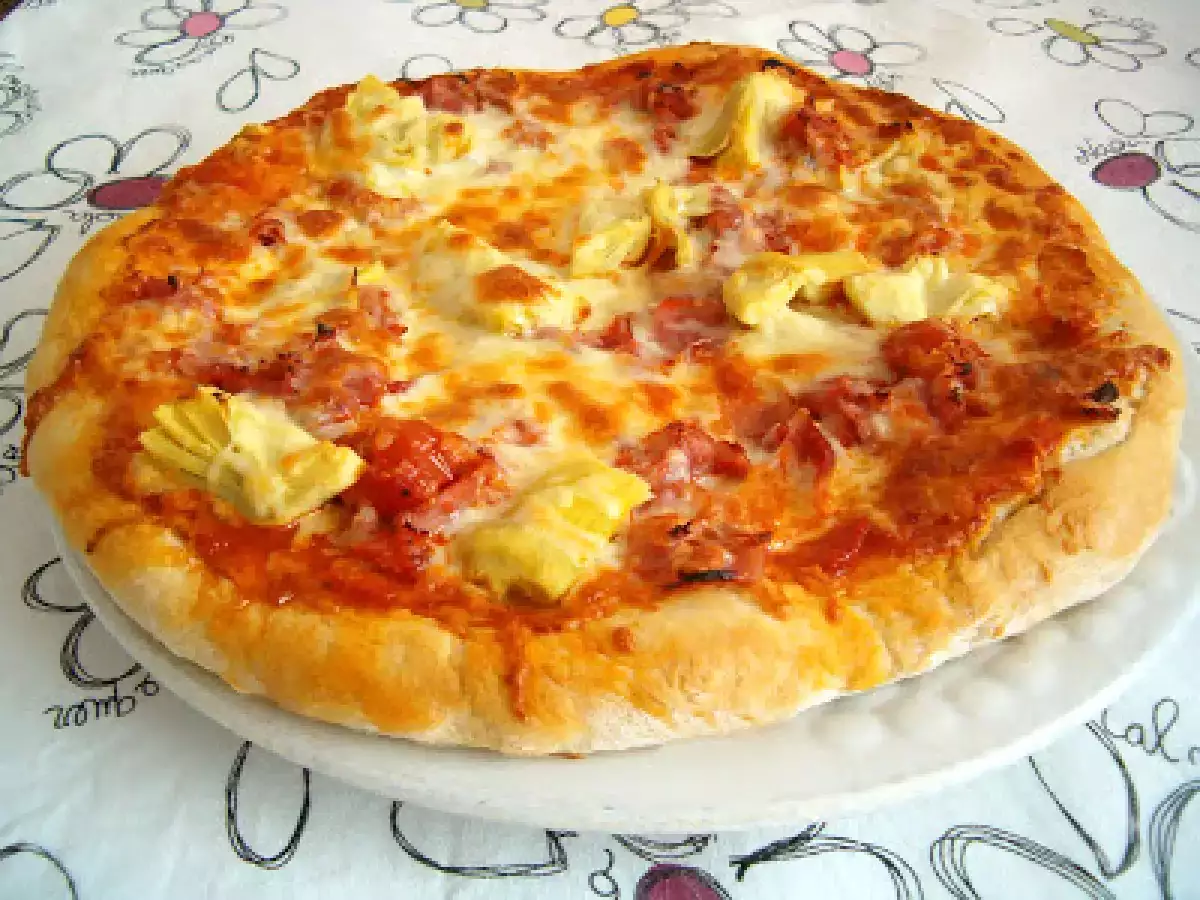 Pizza de fiambre e alcachofras