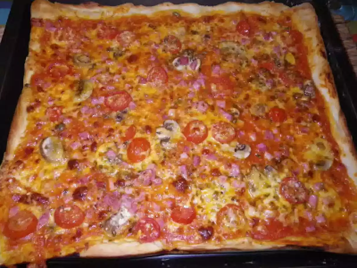Pizza de fiambre e cogumelos