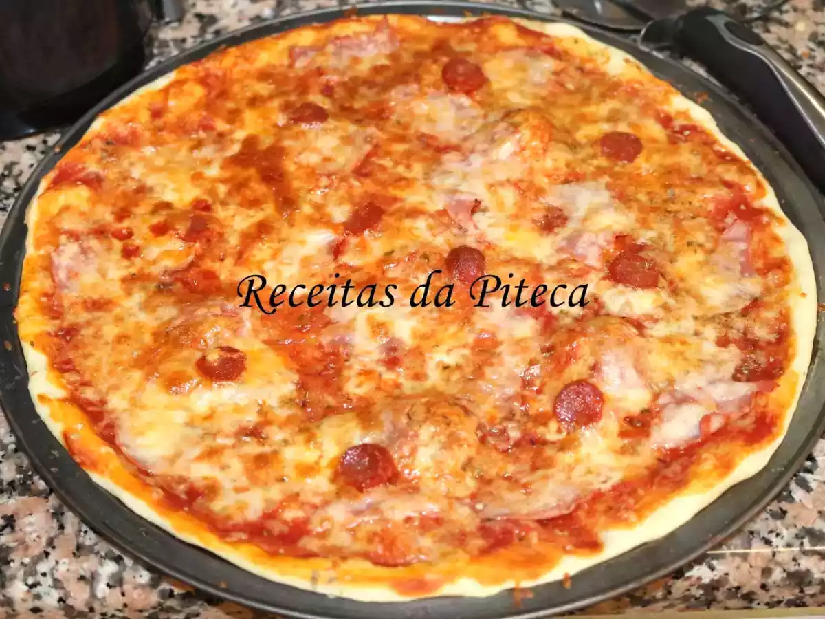 Pizza de fiambre e linguiça