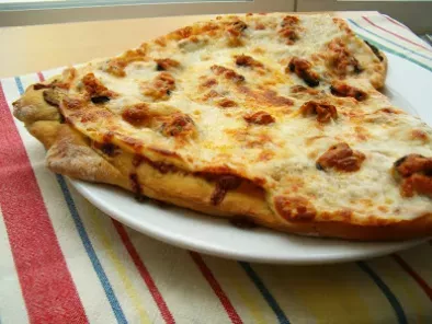Pizza de molho bechamel, mexilhão e pesto