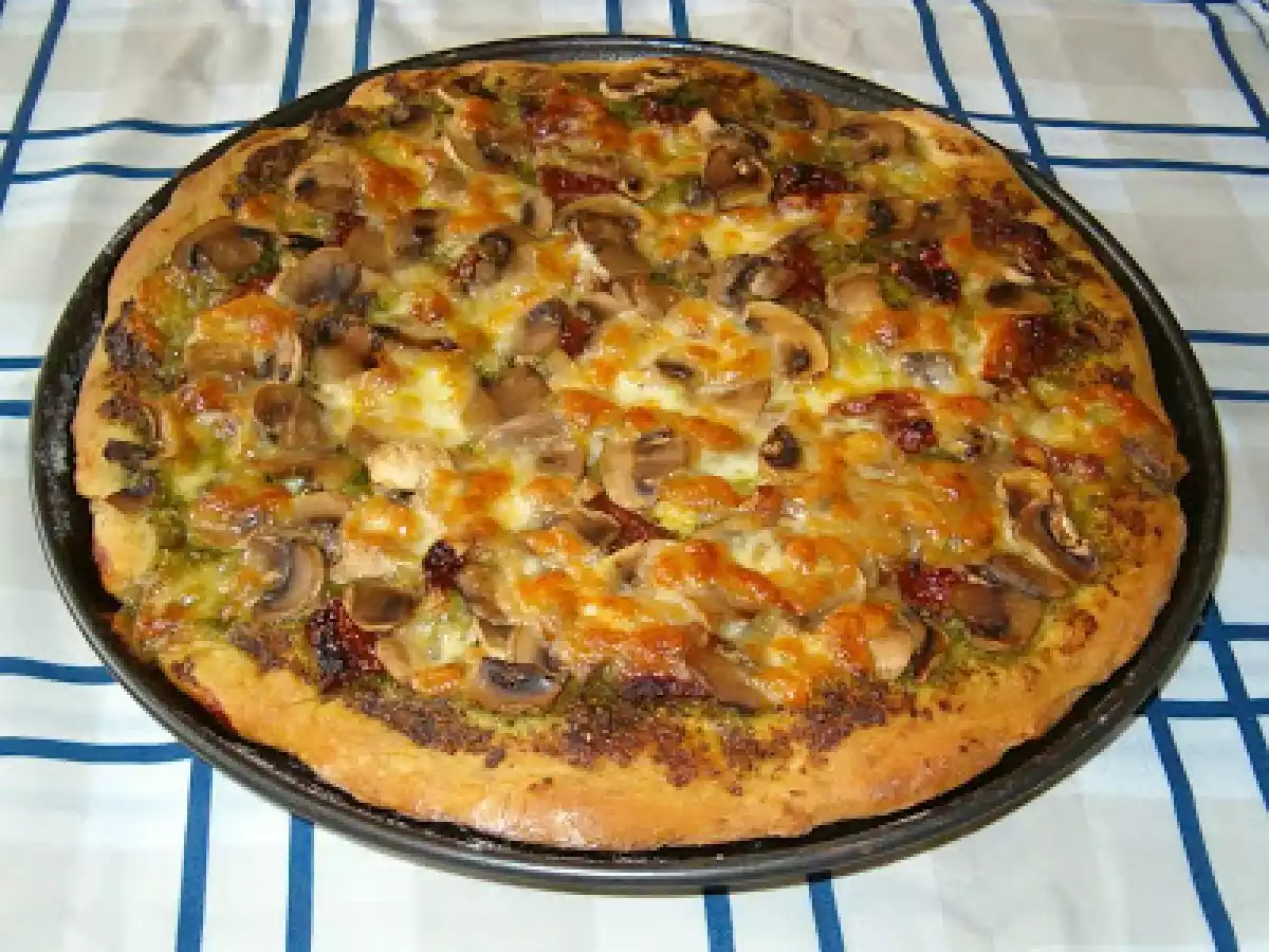 Pizza de pesto, tomate seco e cogumelos - foto 2