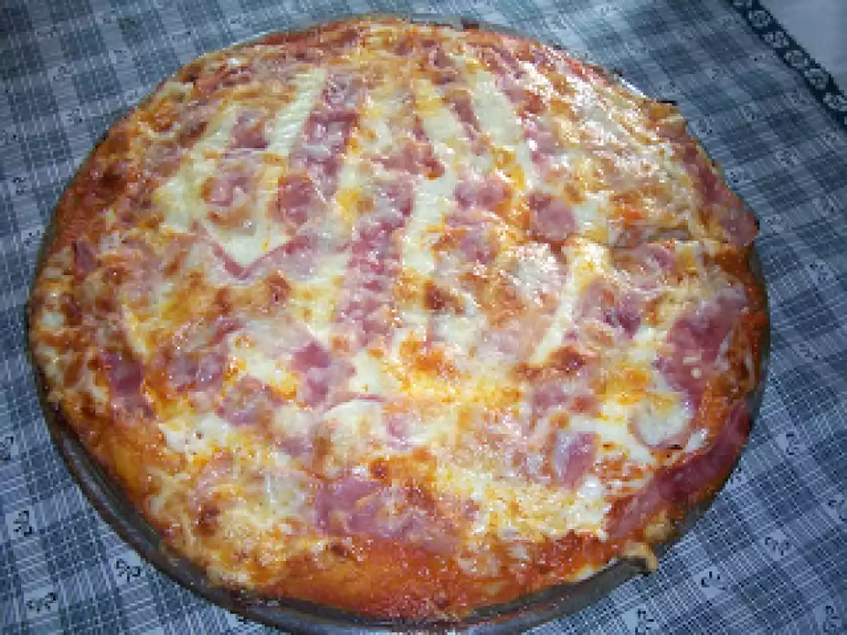 PIZZA DE QUEIJO E FIAMBRE