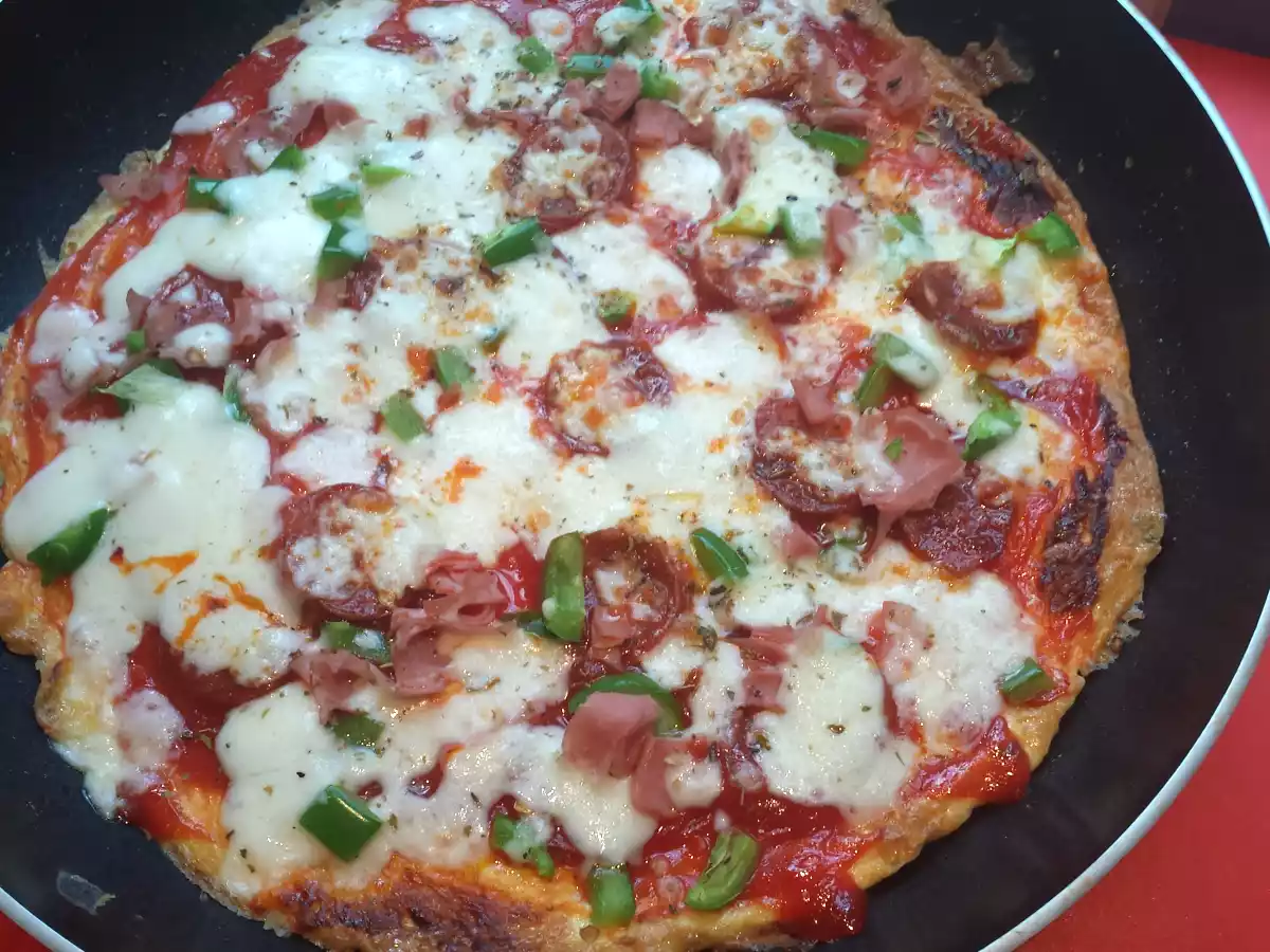 Pizza Omelette de Chouriço, Pimentos e Fiambre