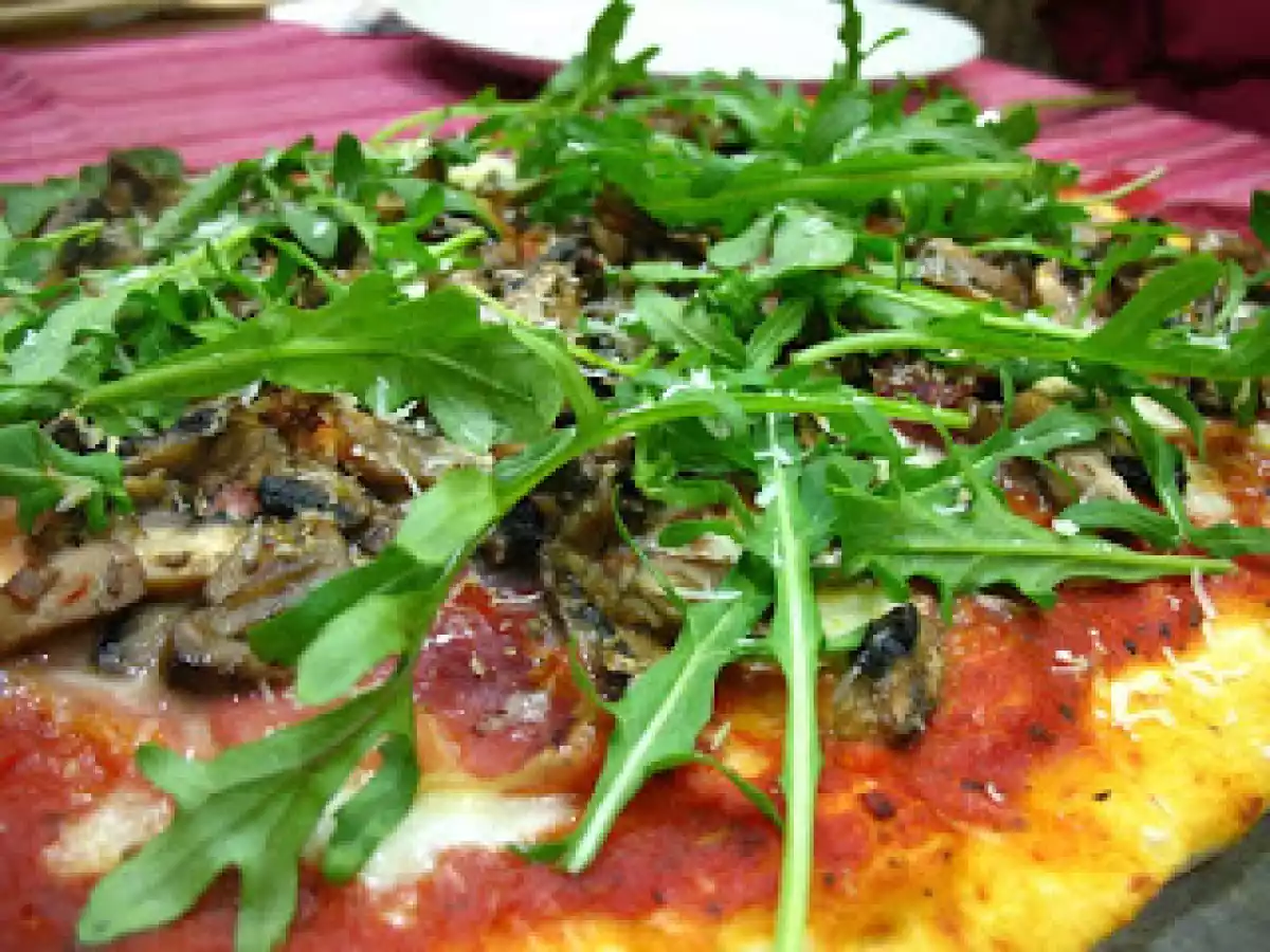 Pizza prosciutto, funghi e altre cose