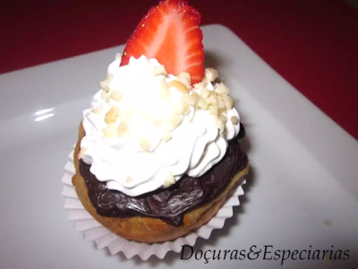 Polcas com Cobertura de Chocolate e Chantilly
