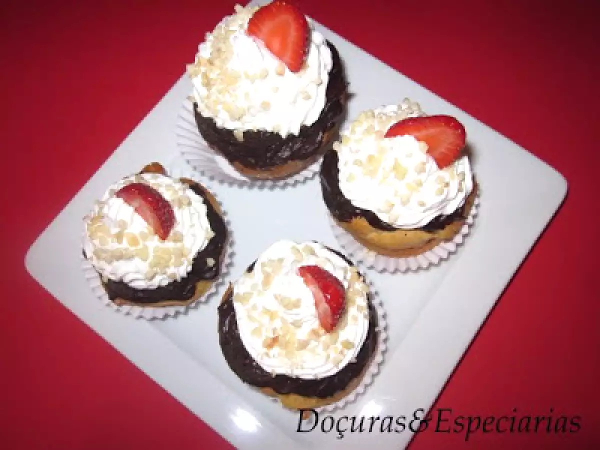 Polcas com Cobertura de Chocolate e Chantilly - foto 3