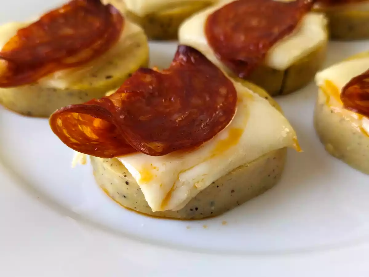 Polenta assada com queijo e salame