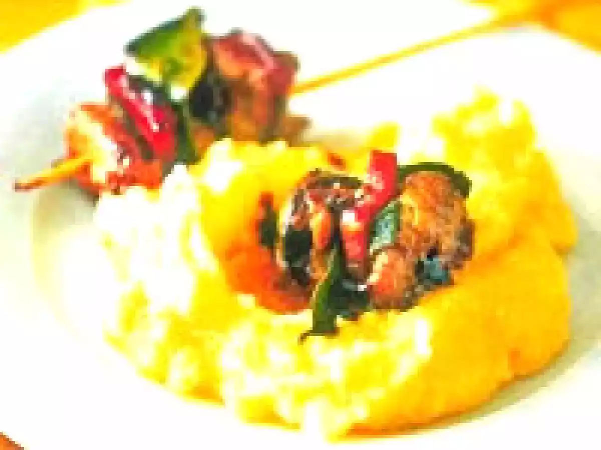 POLENTA COM ESPETINHOS DE CARNE E FÍGADO DE FRANGO