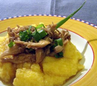 Petit Gateau de Polenta Aos Queijos Com Ragu de Shitake e Shimeji