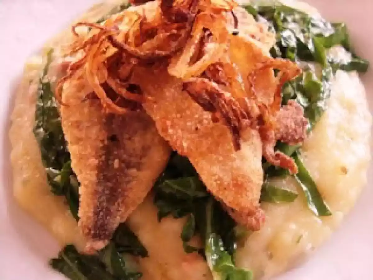 Polenta cremosa com peixe crocante