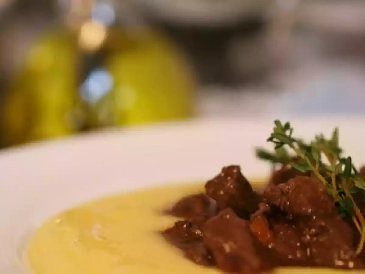Polenta Cremosa com Picadinho de Filé ao Vinho Tinto e Azeite Trufado - foto 2