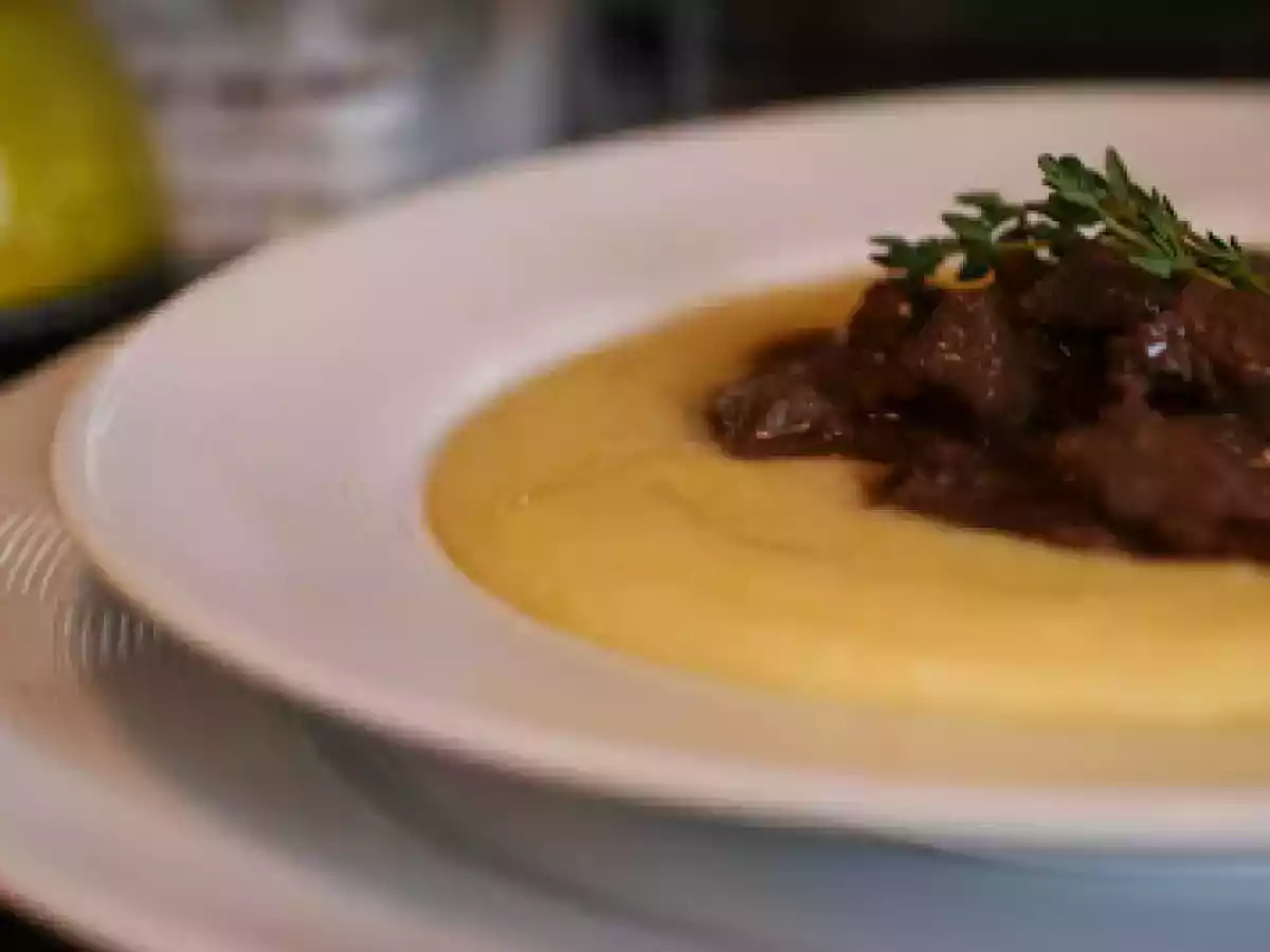Polenta Cremosa com Picadinho de Filé ao Vinho Tinto e Azeite Trufado - foto 3