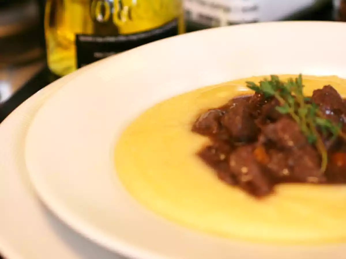 Polenta Cremosa com Picadinho de Filé ao Vinho Tinto e Azeite Trufado
