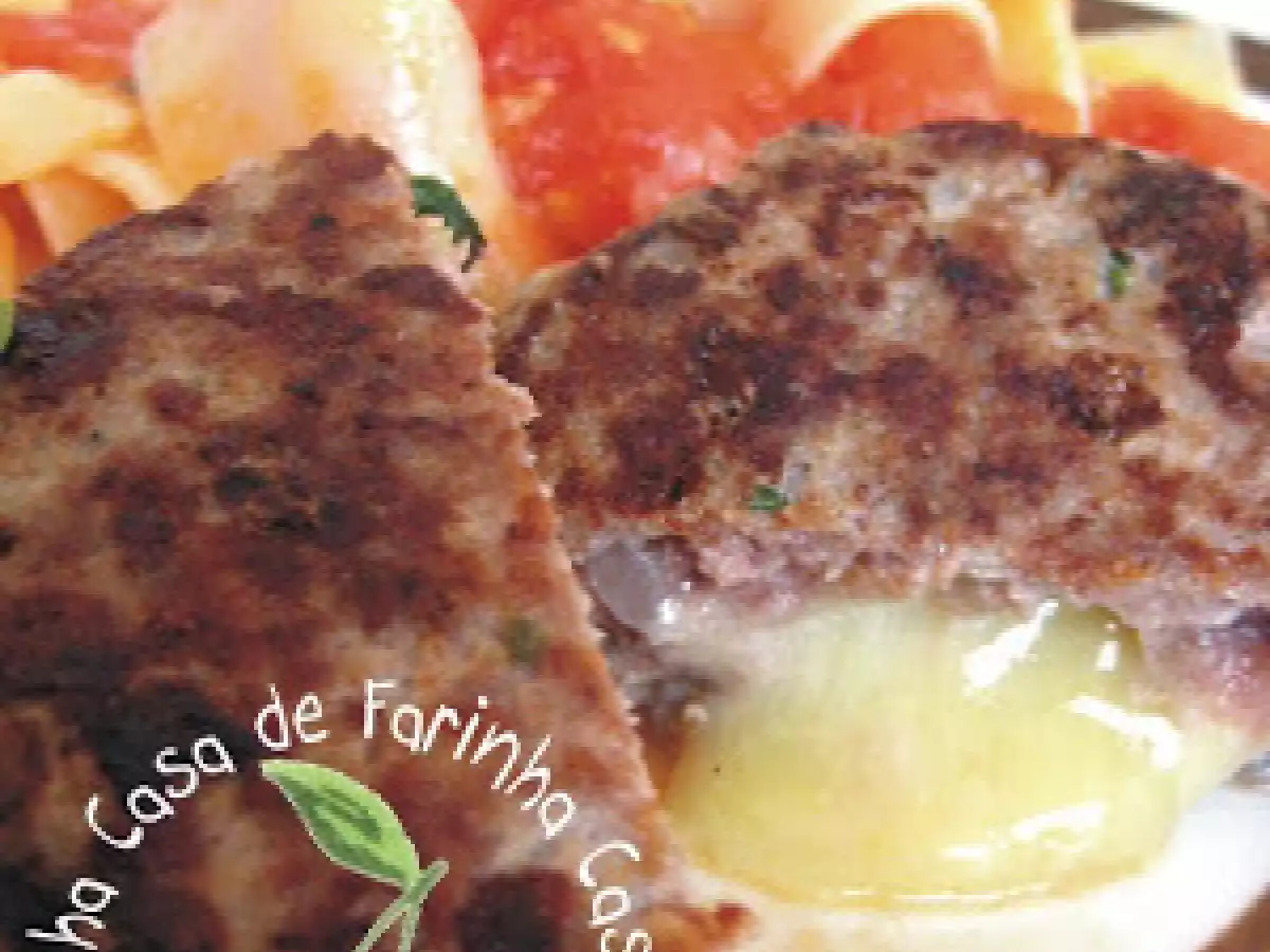Polpetone recheado acompanhado de Pappardelle