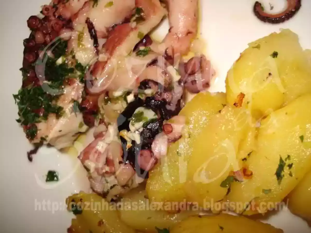 POLVO À LAGAREIRO LARDEADO DE BATATAS CORADAS COM AZEITE DE SALSA E ALHO...
