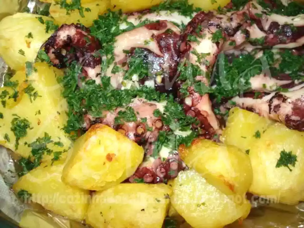 POLVO À LAGAREIRO LARDEADO DE BATATAS CORADAS COM AZEITE DE SALSA E ALHO... - foto 2