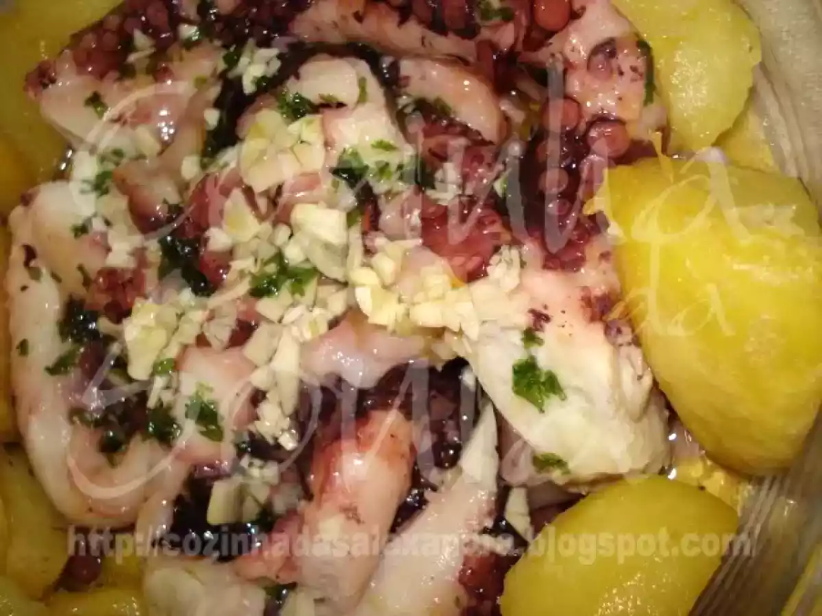 POLVO À LAGAREIRO LARDEADO DE BATATAS CORADAS COM AZEITE DE SALSA E ALHO... - foto 3