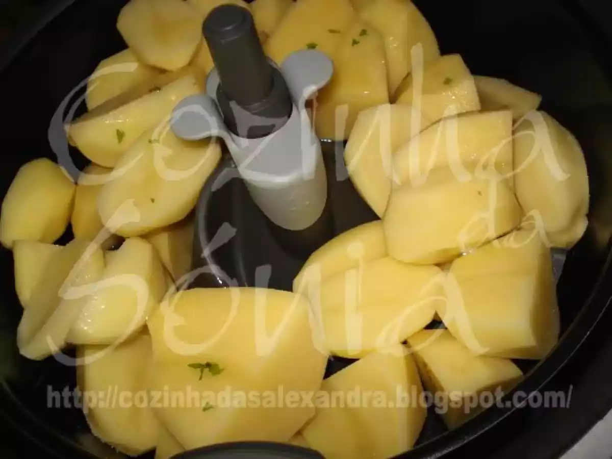POLVO À LAGAREIRO LARDEADO DE BATATAS CORADAS COM AZEITE DE SALSA E ALHO... - foto 6