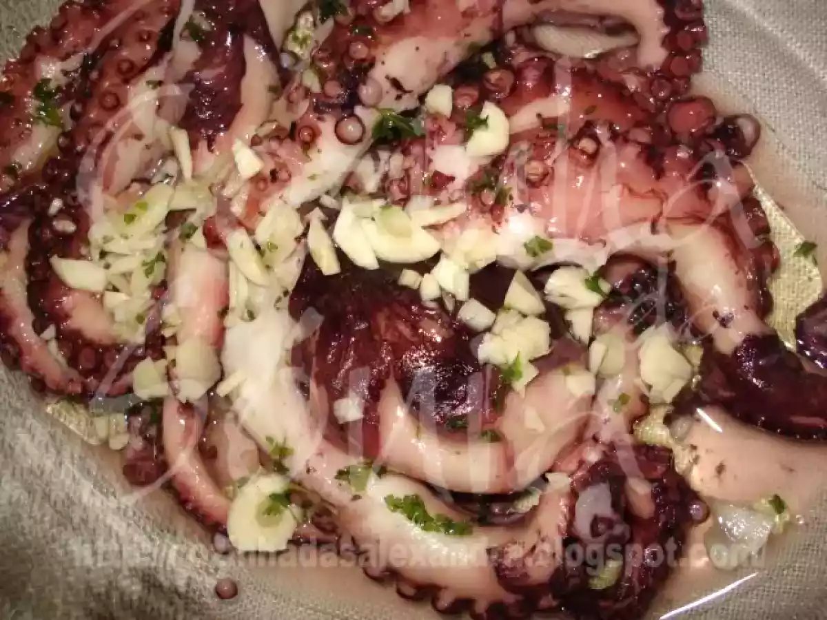 POLVO À LAGAREIRO LARDEADO DE BATATAS CORADAS COM AZEITE DE SALSA E ALHO... - foto 7