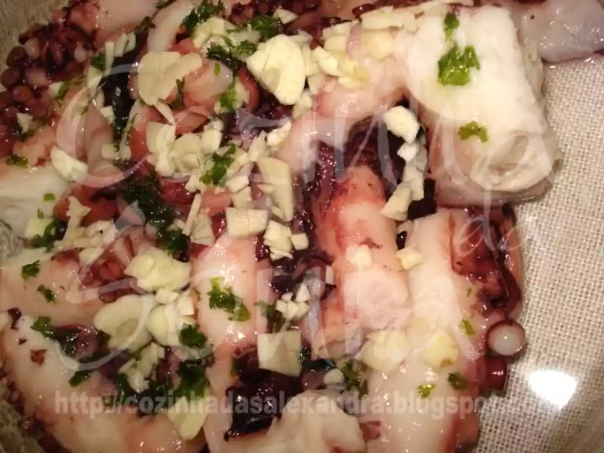 POLVO À LAGAREIRO LARDEADO DE BATATAS CORADAS COM AZEITE DE SALSA E ALHO... - foto 8