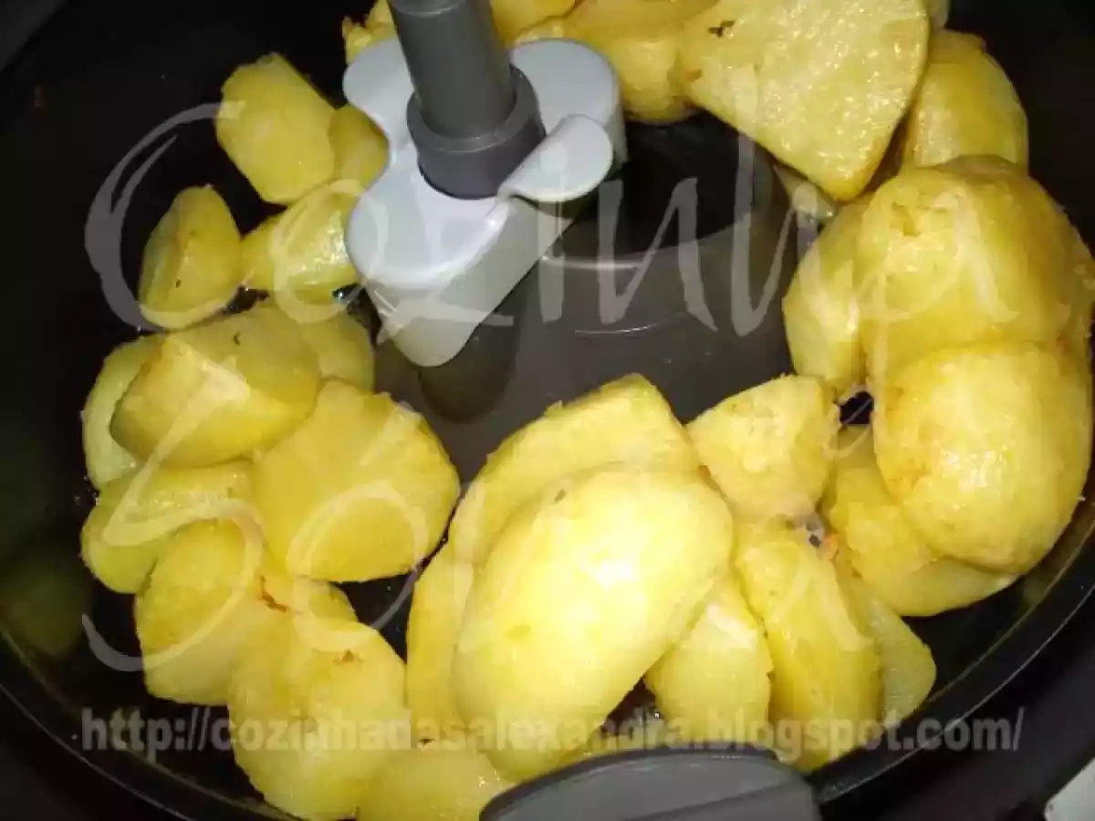POLVO À LAGAREIRO LARDEADO DE BATATAS CORADAS COM AZEITE DE SALSA E ALHO... - foto 9