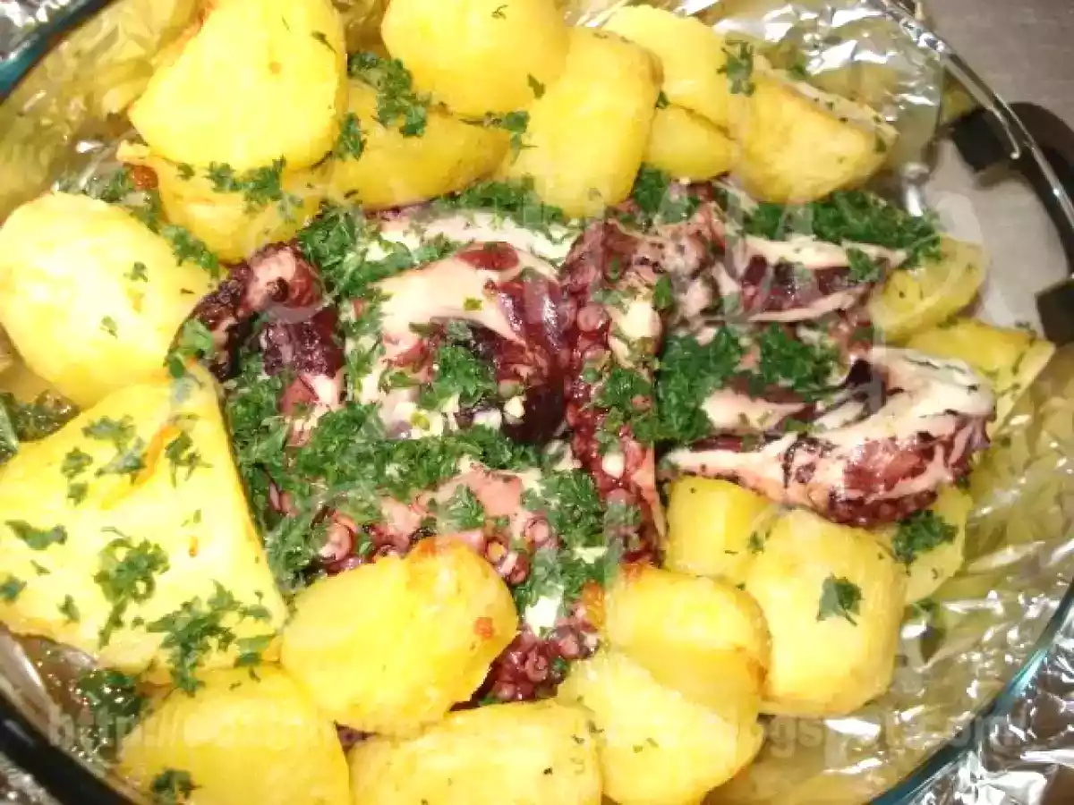 POLVO À LAGAREIRO LARDEADO DE BATATAS CORADAS COM AZEITE DE SALSA E ALHO... - foto 11