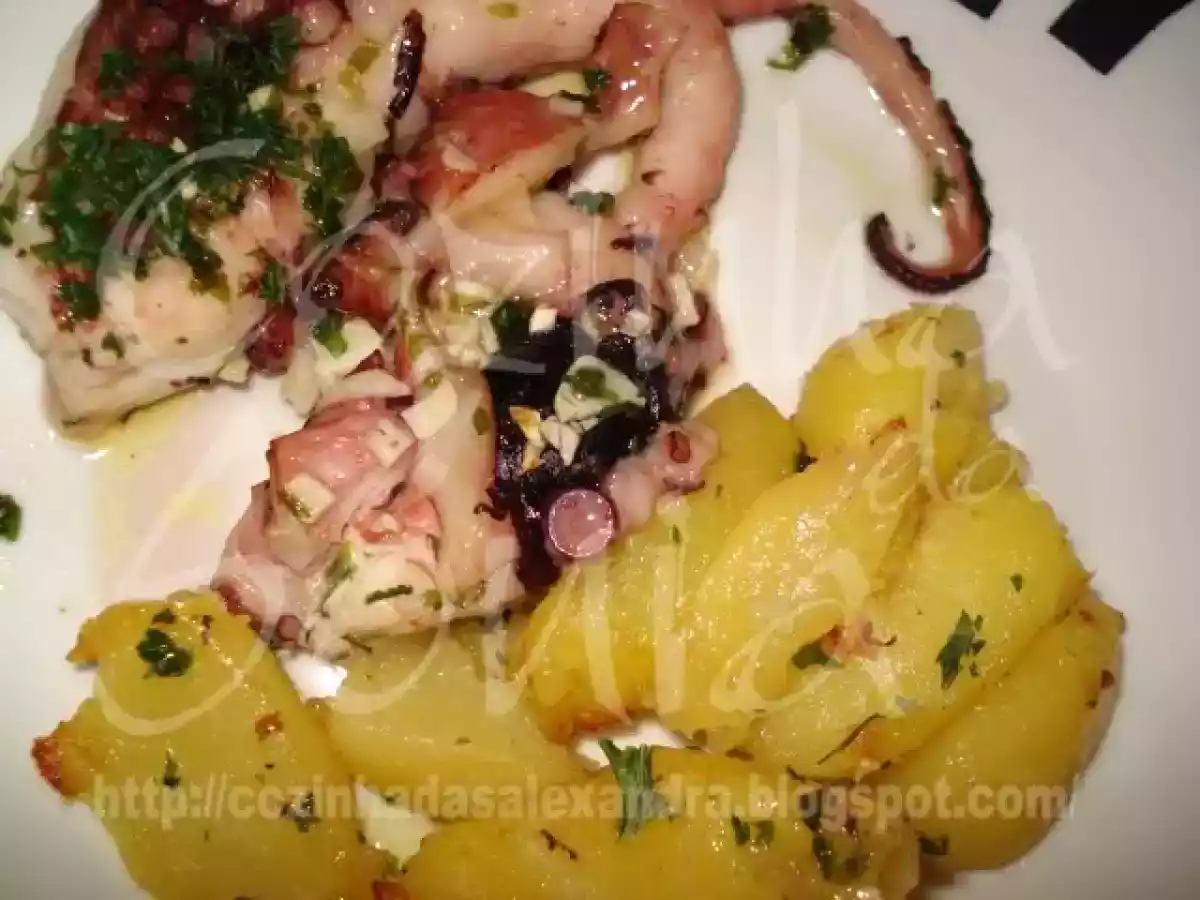 POLVO À LAGAREIRO LARDEADO DE BATATAS CORADAS COM AZEITE DE SALSA E ALHO... - foto 12