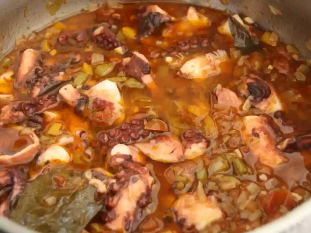 Polvo com arroz branco