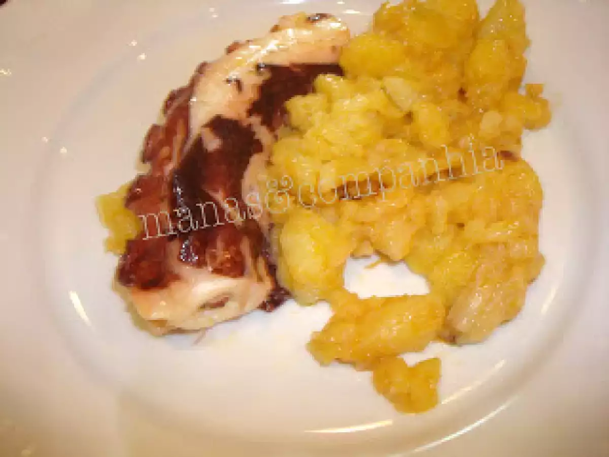 Polvo confitado em azeite sobre migas gatas de batata e cebolinho (ju)