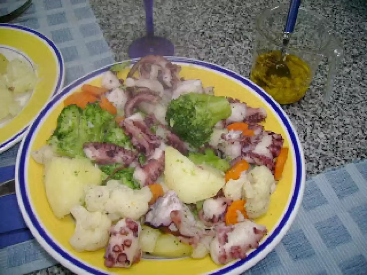 Polvo cozido com legumes