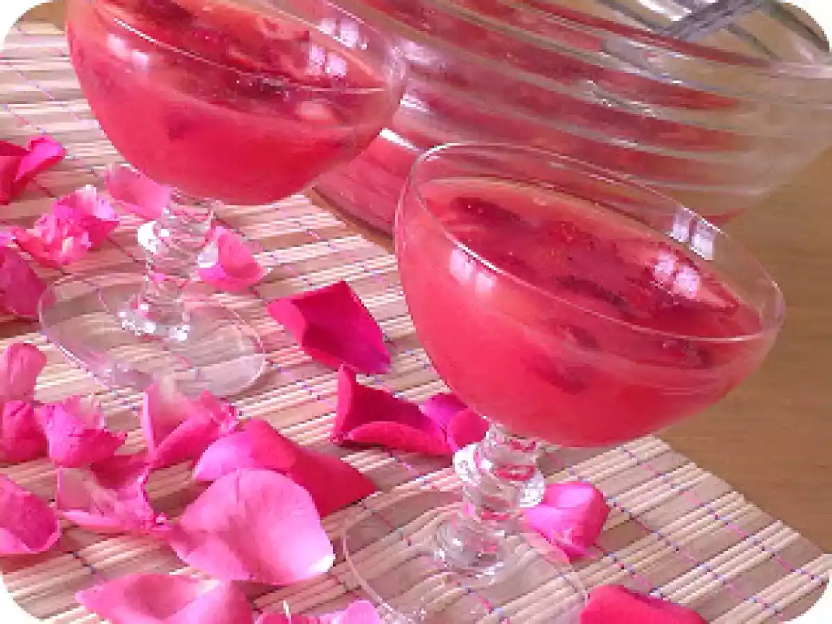 Ponche de morangos e rosas