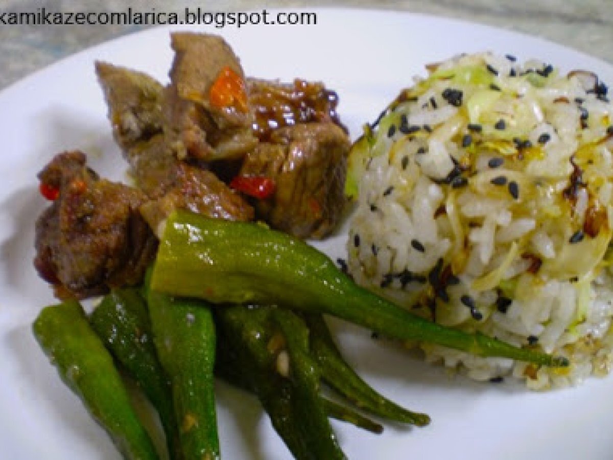 Ponta de peito com quiabo e arroz com repolho ao alho