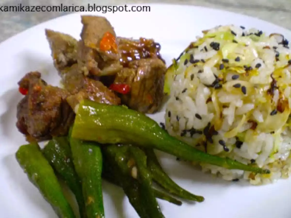 Ponta de peito com quiabo e arroz com repolho ao alho